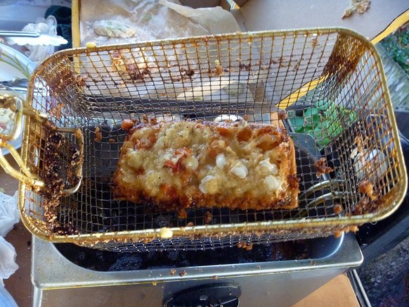 deep fried pizza schottland scotland food essen streetfood https://en.wikipedia.org/wiki/Deep-fried_pizza#Scotland
