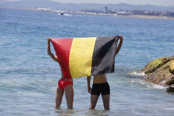 Football Soccer - Euro 2016 - Nice, France, 22/6/16 - Belgium fans enjoy the beach ahead of the game against Sweden in Nice, France. REUTERS/Eric Gaillard
