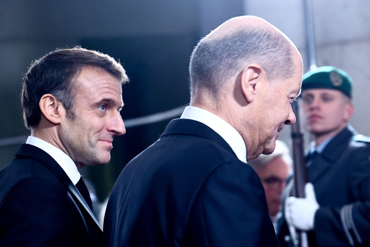 epa11096592 German Chancellor Olaf Scholz (R) welcomes French President Emmanuel Macron at the Chancellery in Berlin, Germany, 22 January 2024. Chancellor Scholz and President Macron met for bilateral ...
