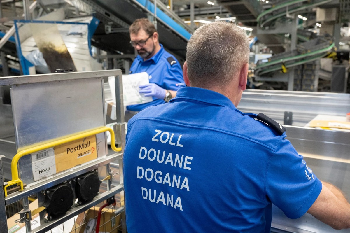 Les douanes ont saisi le colis contenant les timbres contrefaits destinés à Martin.