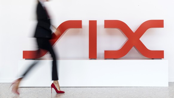 ARCHIVBILD ZUM ENTSCHEID DER EU-KOMMISSION ZUR BOERSENAEQUIVALENZ MIT DER SCHWEIZ, AM DONNERSTAG, 21. DEZEMBER 2017 - Eine Frau bewegt sich vor dem Logo der SIX im Eingangsbereich der Neuen Boerse Zue ...