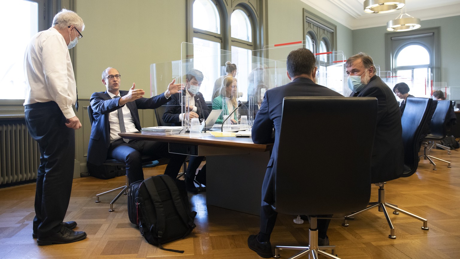 Kurt Fluri, Nationalrat FDP-SO, links, diskutiert mit Martin Candinas, Nationalrat CVP-GR, vor Beginn einer Kommissionssitzung der Kommission fuer Verkehr und Fernmeldewesen KVF-N, am Montag, 9. Novem ...