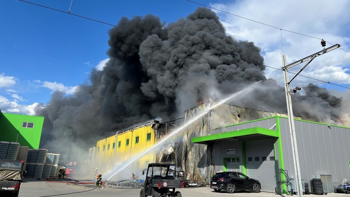 HANDOUT - Grossbrand einer Industriehalle in Vetroz, am Donnerstag, 6. Juli 2023. Mehr als 140 Feuerwehrleute waren im Einsatz. (KANTONSPOLIZEI WALLIS) *** NO SALES, DARF NUR MIT VOLLSTAENDIGER QUELLE ...
