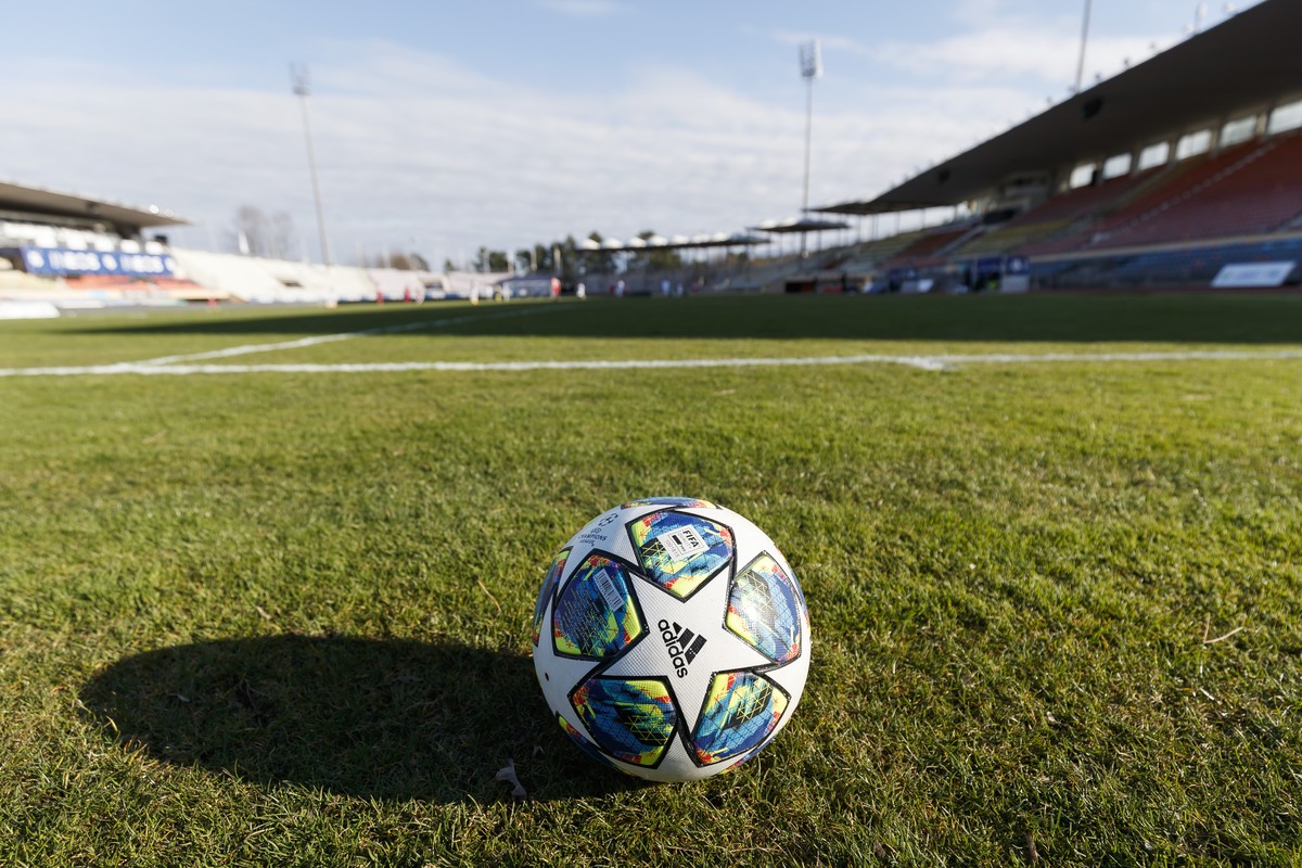 ARCHIVBILD ZUM SDA-TEXT UEBER PRO- UND CONTRAS GEISTERSPIELE, AM MONTAG, 4. MAI 2020 - Un ballon, lors d'une rencontre amicale de football entre le FC Lausanne-Sport et le FC Sion ce vendredi, 13 ...