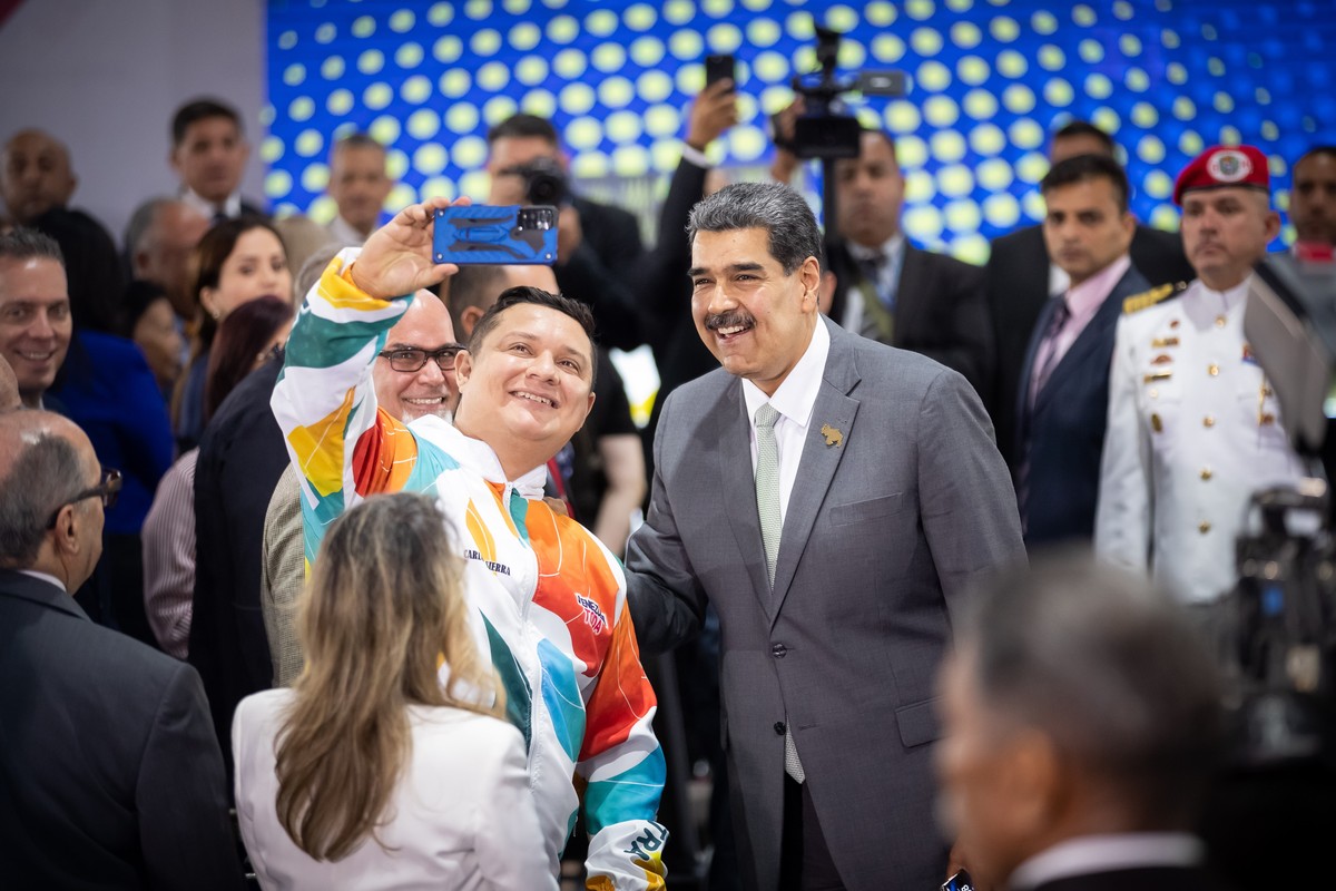 epaselect epa11011011 Venezuelan President Nicolas Maduro (C) poses with a supporter during an event about the non-binding referendum in Caracas, Venezuela, 04 December 2023. The non-binding referendu ...