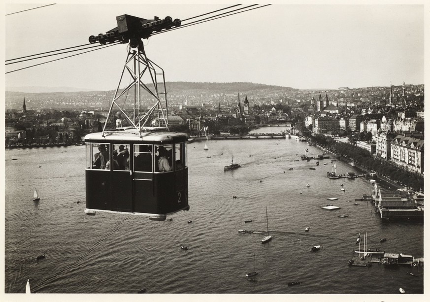 Die Landi-Seilbahn 1939 hoch über dem Zürcher Seebecken mit fantastischem Blick über die Stadt.<br data-editable="remove">
