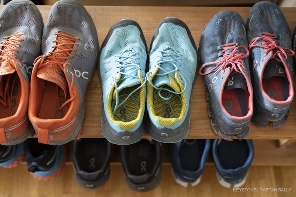 Turnschuhe der Schweizer Sportmarke On, fotografiert am 26. August 2021 in Zuerich. (KEYSTONE/Gaetan Bally)