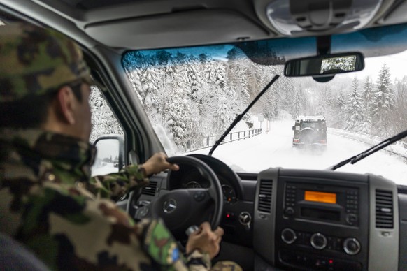 Des militaires participent a un exercice lors d'un point de presse sur l'entrainement conjoint des formations militaire d'infanterie suisse et francaise dans le secteur de l'Hongri ...