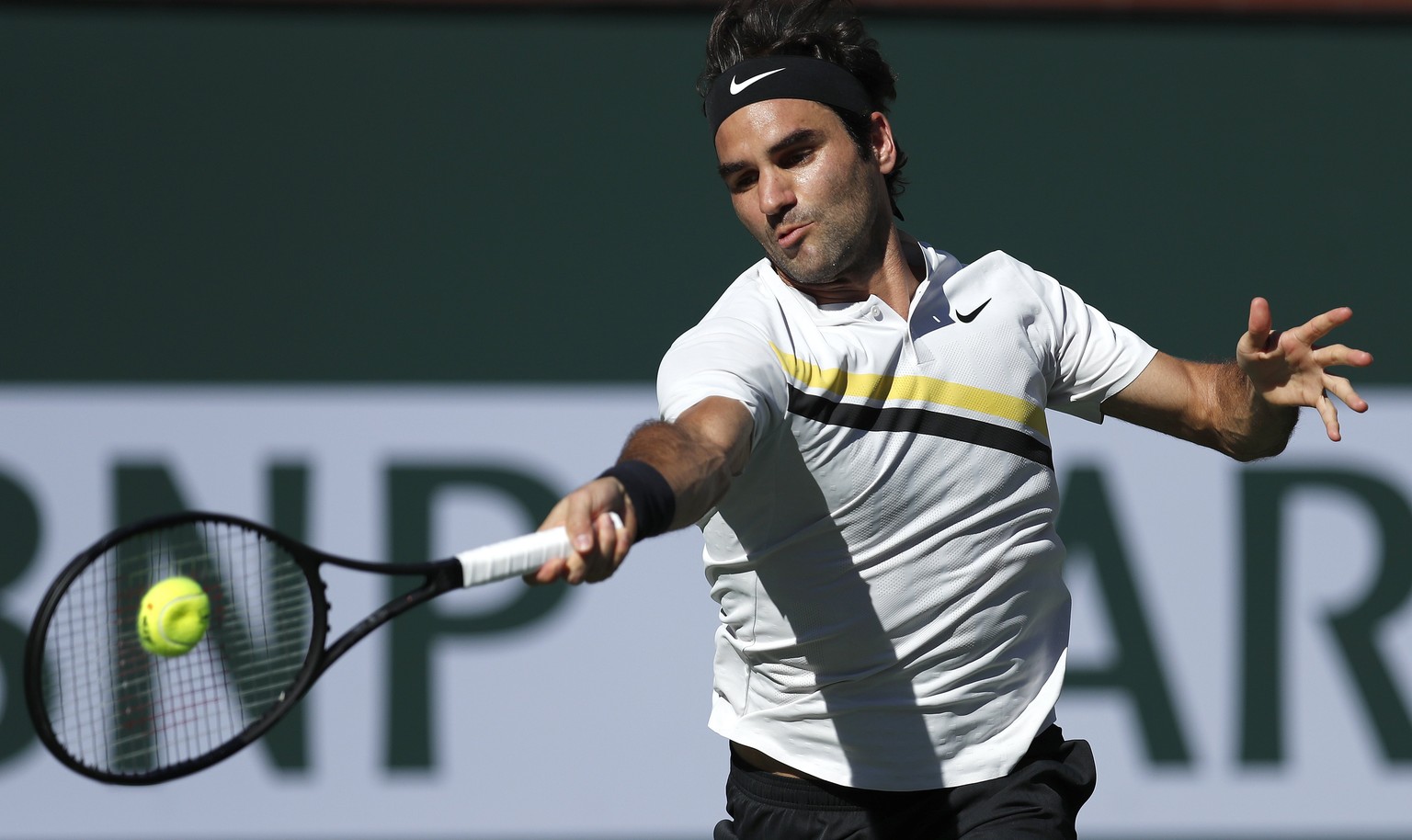 epa06597018 Roger Federer of Switzerland in action against Federico Delbonis of Argentina during the BNP Paribas Open at the Indian Wells Tennis Garden in Indian Wells, California, USA, 11 March 2018. ...