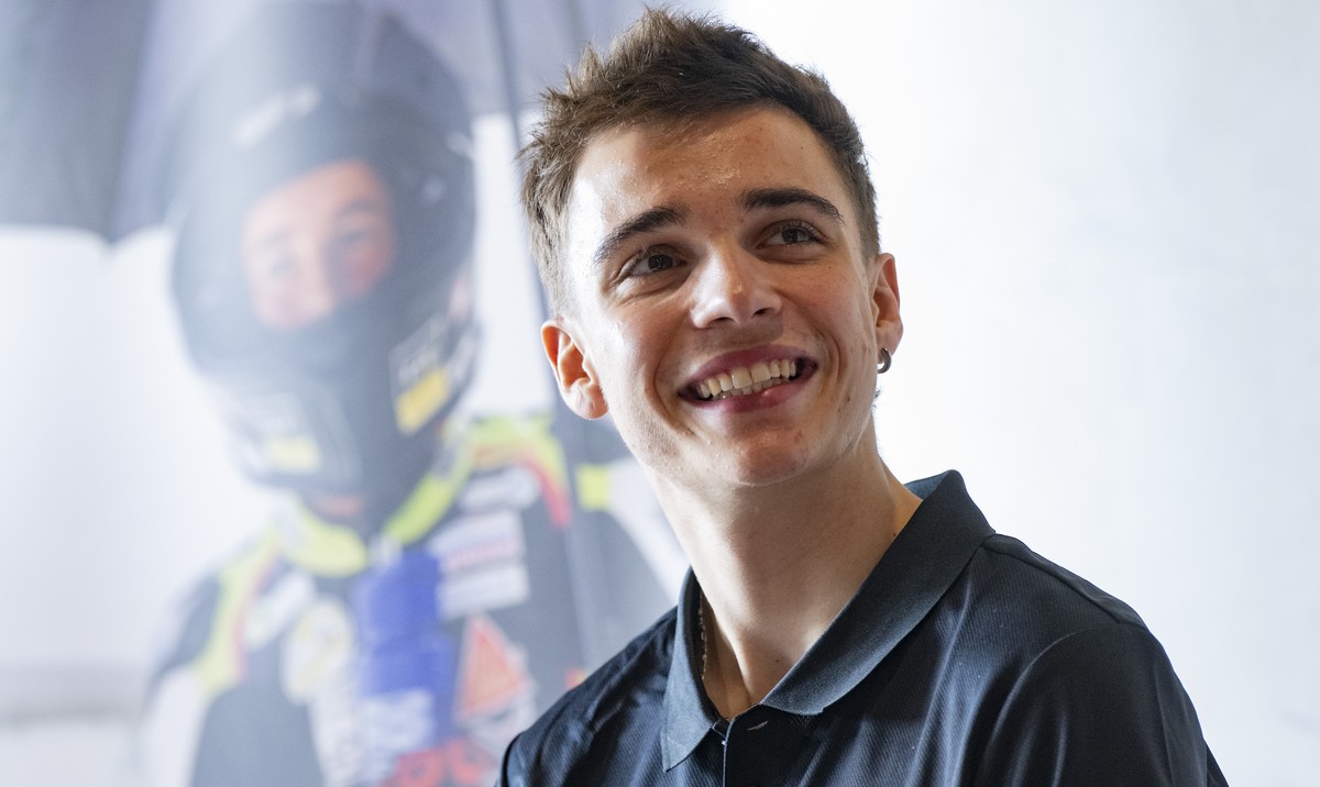 Der Schweizer Motorradrennfahrer Noah Dettwiler anlaesslich einer Medienkonferenz im Seehotel Sonne in Eich am Montag, 2. Maerz 2026. (KEYSTONE/Urs Flueeler)