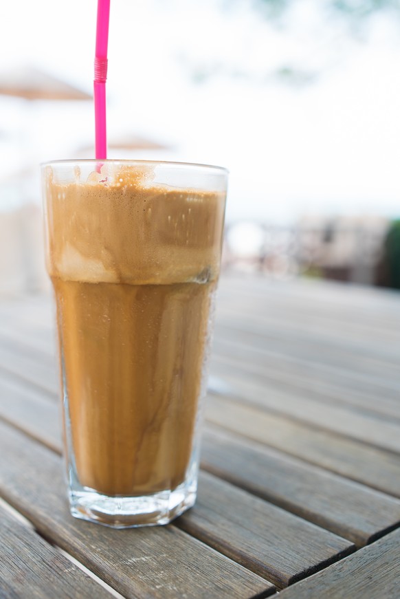 Wichtig: Milch vor dem Kaffee beifügen. Sonst schmilzt das Eis sofort und der Freddo wird wässrig.