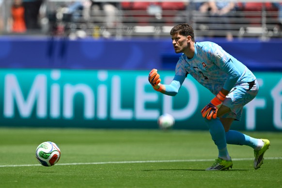 Switzerland goalkeeper Gregor Kobel, throws the ball out to a defender during the World Cup Group B soccer match between Qatar and Switzerland in Santa Clara, Calif., near San Francisco, Saturday, Jun ...