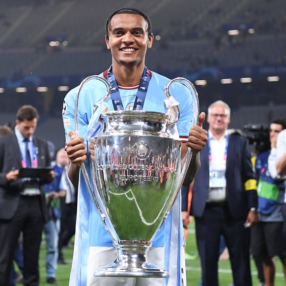 Fußball Champions League Finale Manchester City - Inter Mailand am 10.06.2023 im Atatürk-Olympiastadion in Istanbul Manuel Akanji Manchester mit dem Champions League-Pokal *** Soccer Champions League  ...