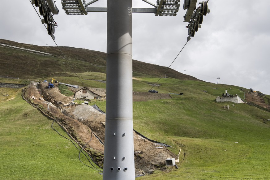 JAHRESRUECKBLICK 2017 - SEPTEMBER - Blick auf die Bauarbeiten fuer die neue Gondelbahn Andermatt-Naetschen-Guetsch im Gebiet der SkiArena Andermatt-Sedrun anlaesslich eines Presserundgangs, aufgenomme ...