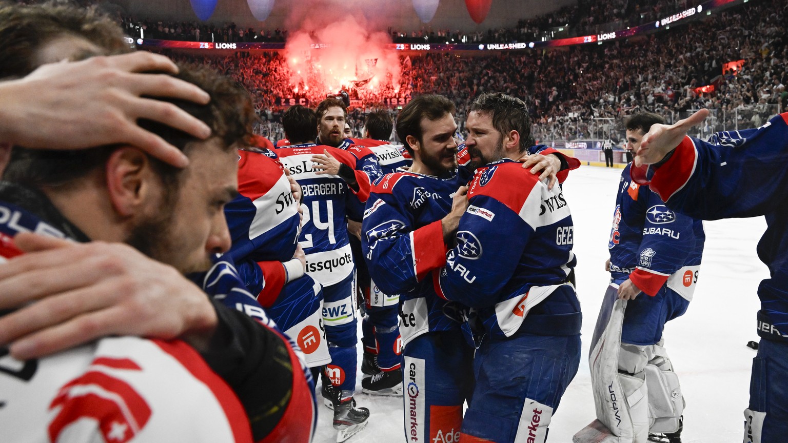 Die Zuercher mit Captain Patrick Geering jubeln nach ihrem Sieg im siebten Playoff Final Eishockeyspiel der National League zwischen den ZSC Lions und dem Lausanne HC, am Dienstag, 30. April 2024, in  ...