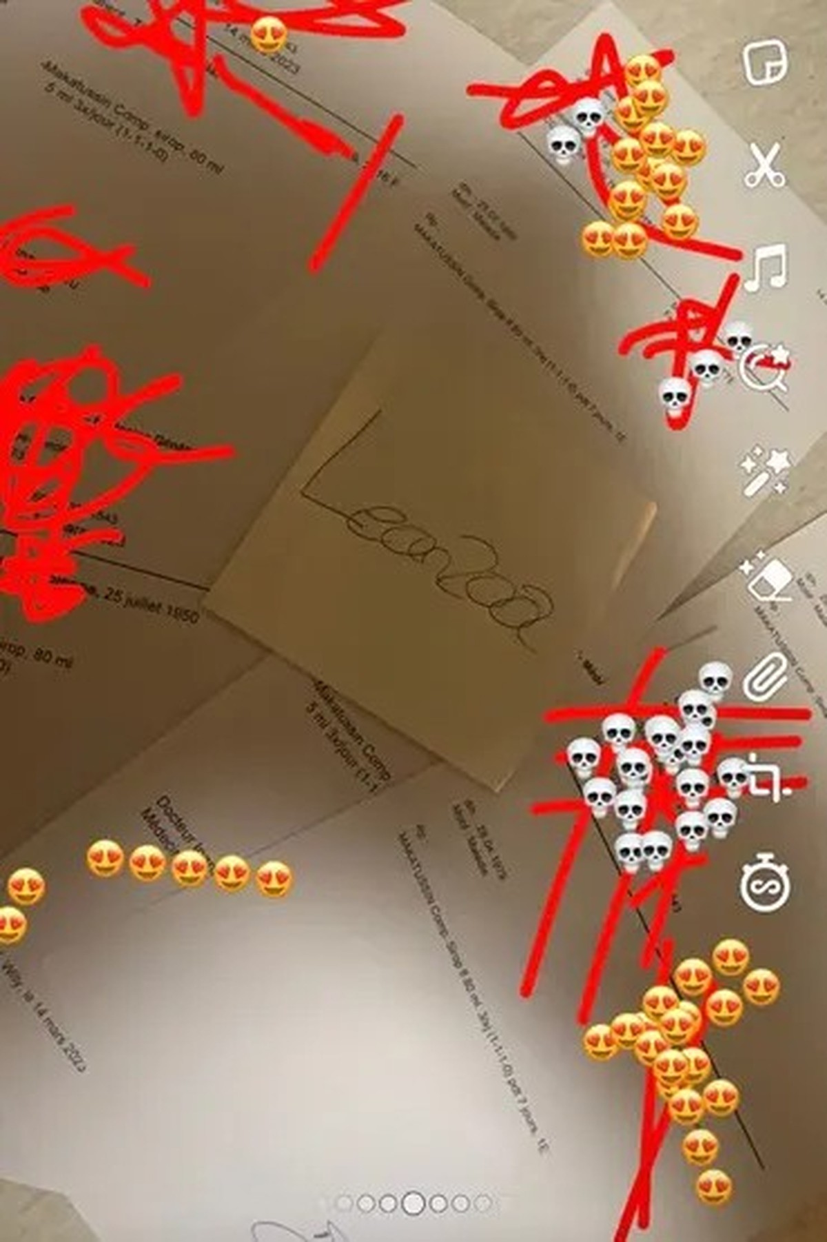 Der Dealer zeigt: So könnte ein gefälschtes Zeugnis aussehen. Er verstecke die Namen der Käufer mit Emojis.