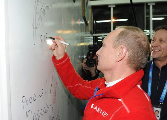 Putin verewigt sich im Österreich-Haus auf der Ruhmeswand.