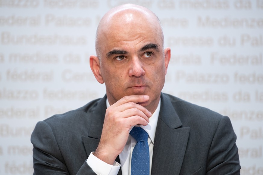 Bundesrat Alain Berset spricht an einer Medienkonferenz ueber Covid 19 Massnahmen, am Mittwoch, 19. Januar 2021, in Bern. (KEYSTONE/Peter Schneider)