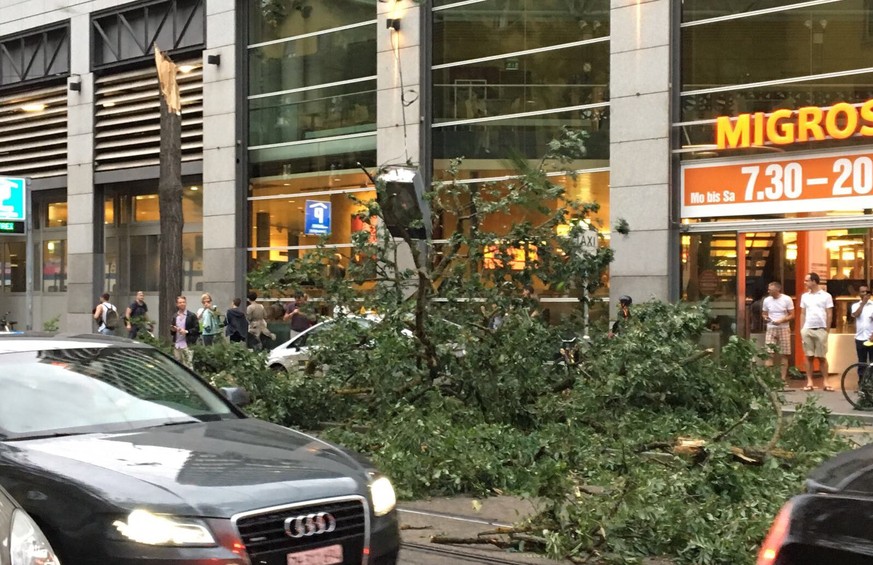 Sturm über der Schweiz. Bilder vom Limmatplatz. Gruss Willi
tel: null