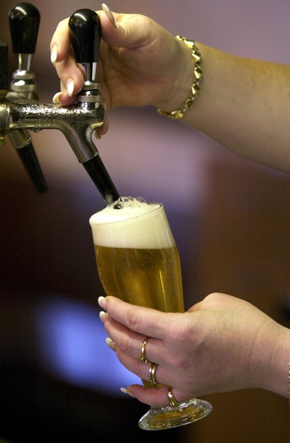Ein Glas Bier wird in einem Restaurant gezapft, am Mittwoch, 27. September 2000. (KEYSTONE/Walter Bieri)