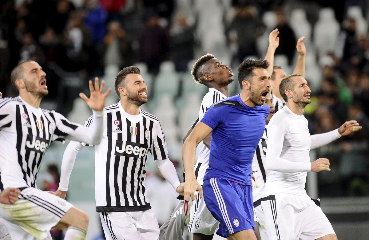 Buffon feiert mit seinen Mitspielern.&nbsp;