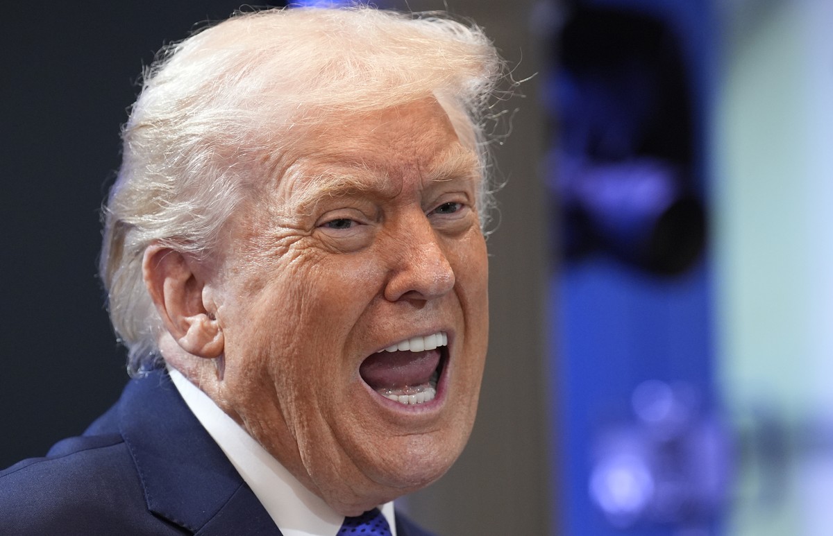epa12763410 US President Donald J. Trump speaks about the Supreme Court's striking down of most of his tariffs during a press conference in the briefing room at the White House in Washington, DC, ...