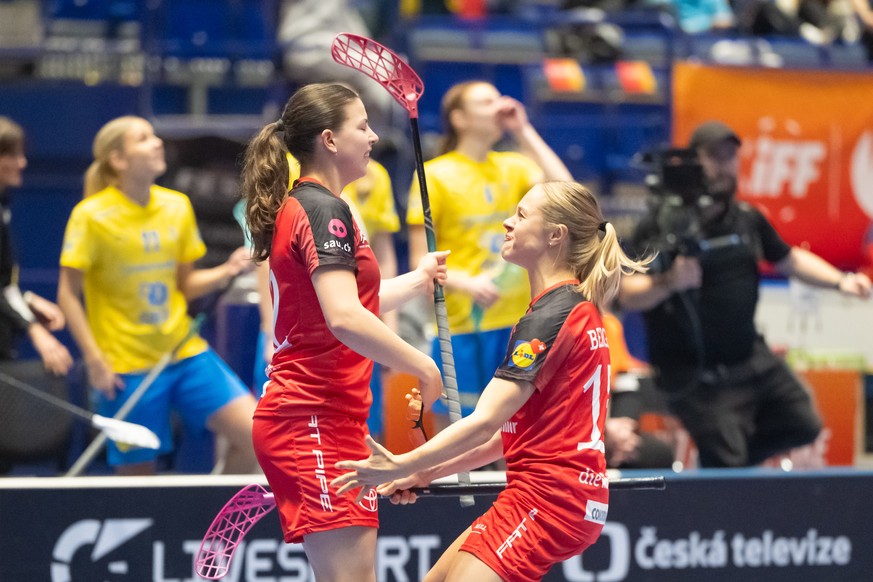 Seraina Fitzi (12, Schweiz) links und Doris Berger (15, Schweiz) rechts bejubeln das erste Tor waehrend dem Halbfinal, Schweden gegen Schweiz, Unihockey Weltmeisterschaft der Damen 2025, 13. Dezember  ...
