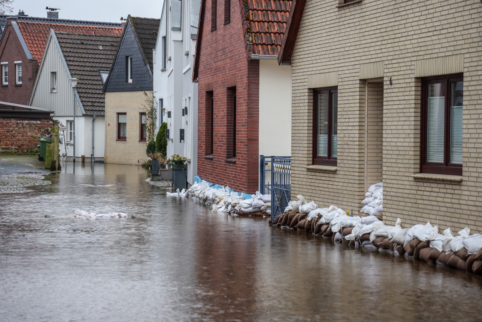 01.01.2024, Niedersachsen, Verden: Das Hochwasser der Aller steht noch in einer Stra