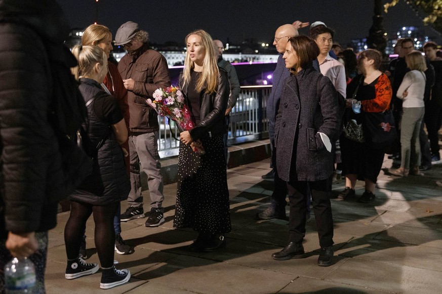 Menschschlange vor dem Londoner Parlament. Seit dem fr�hen Mittwochabend ist die Westminster Hall, in der der geschlossene Sarg der Queen aufgebahrt ist, durchgehend f�r die �ffentlichkeit ge�ffnet, d ...