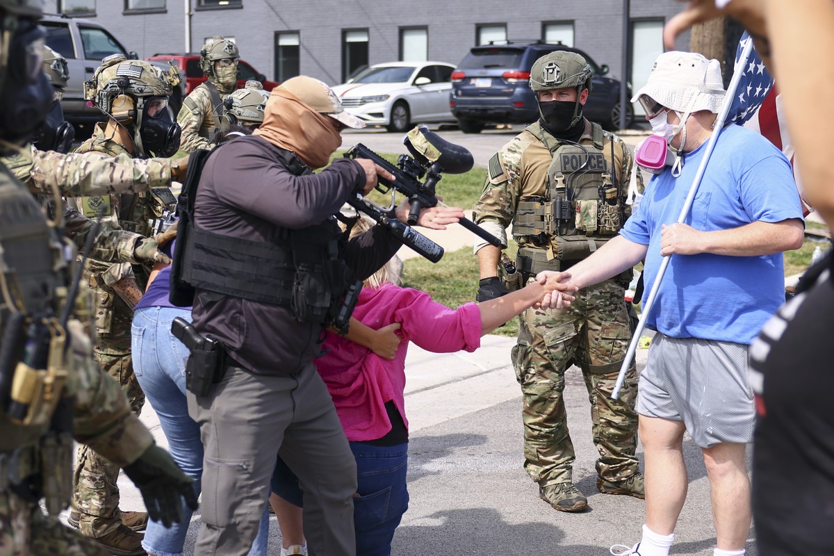 Immigration and Customs Enforcement officers push back protestors outside out of an ICE facility in Broadview, Ill., Friday, Sept. 19, 2025. (Anthony Vazquez/Sun-Times/Chicago Sun-Times via AP)
Trump  ...
