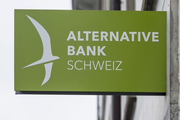 Erste Schweizer Bank Fuhrt Negativzinsen Ein Watson