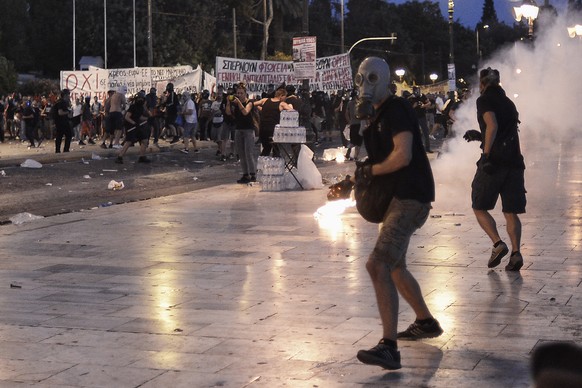 Die Demonstranten opponierten gegen das Sparpaket, das Regierungschef Tsipras durchs Parlament bringen will.