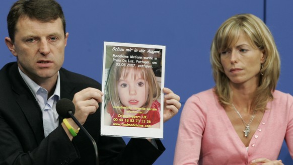 ARCHIV - 06.06.2007, Berlin: Kate und Gerry McCann zeigen waehrend einer Pressekonferenz ein Bild ihrer verschwundenen Tochter Madeleine (Maddie). Im Fall des vor gut 13 Jahren verschwundenen britisch ...