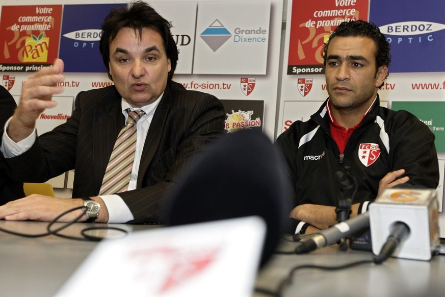 Egypt&#039;s goalkeeper Essam El-Hadary, right, listens to FC Sion president Christian Constantin, left, during a press conference in Martigny, south-western Switzerland, 27 February 2008. Essam El-Ha ...