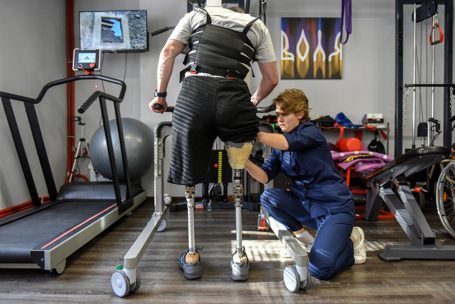 epa10281946 A prothesis is adjusted on an Azov Regiment serviceman at a rehabilitation centre in Kyiv, Ukraine, 02 November 2022. The patronal service of the Azov Regiment provides a supporting progra ...