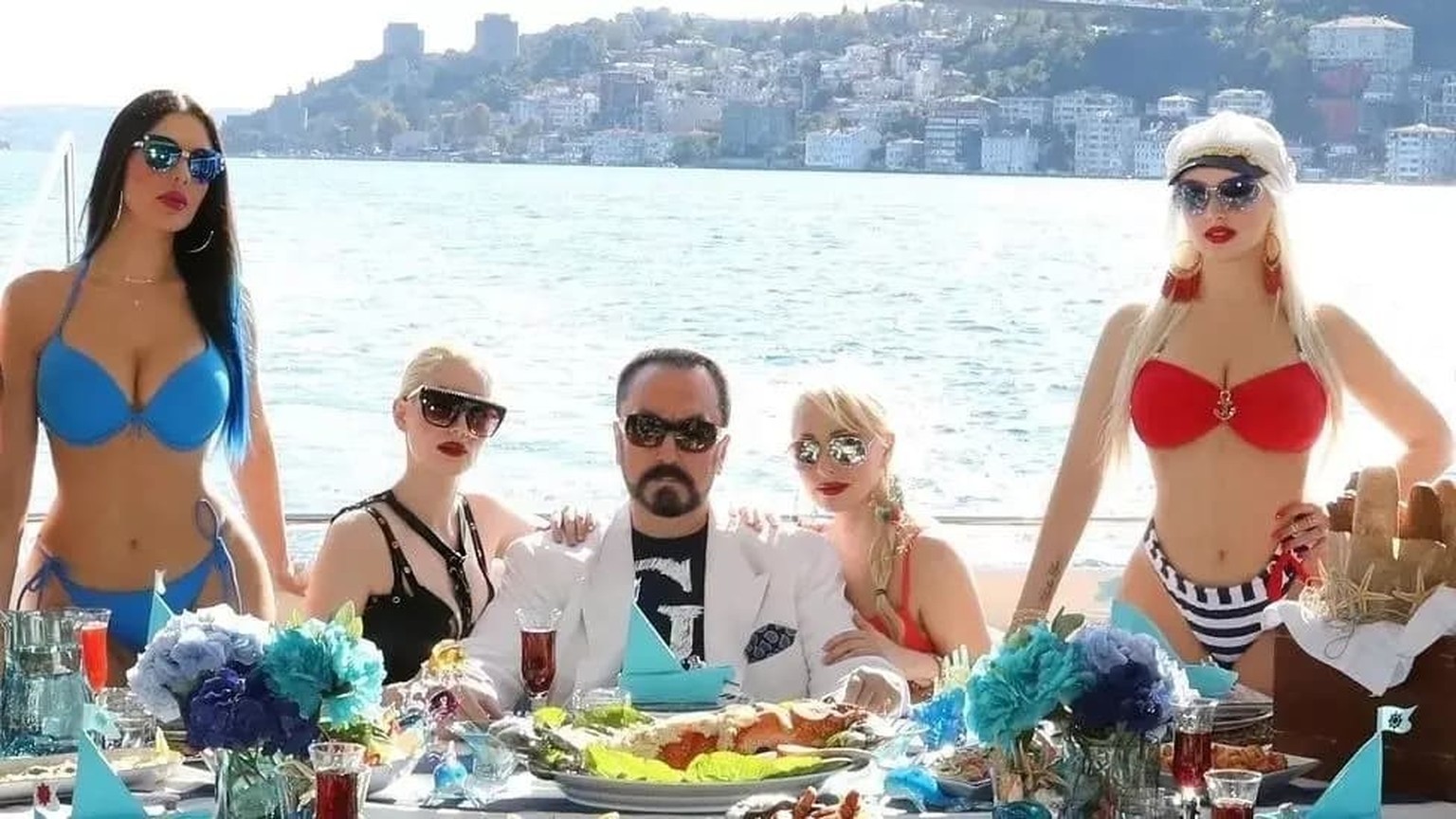 Bizarrer Sexkult: Sektenführer Adnan Oktar inszenierte sich als Playboy.