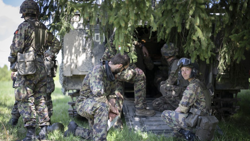 Eine Soldatin, rechts im Bild, und Soldaten vor einem Schuetzenpanzer 2000, am Truppenversuch TRIAS 25 der Schweizer Armee, am Donnerstag, 1. Mai 2025, auf dem Truppenuebungsplatz in Allentsteig, Oest ...