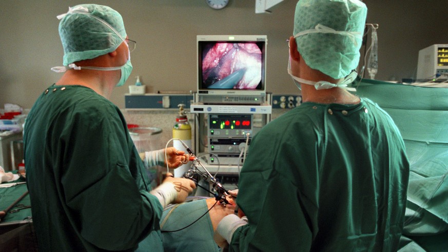 Zwei Chirurgen entnehmen am Basler Unispital eine Niere eines Organspenders.