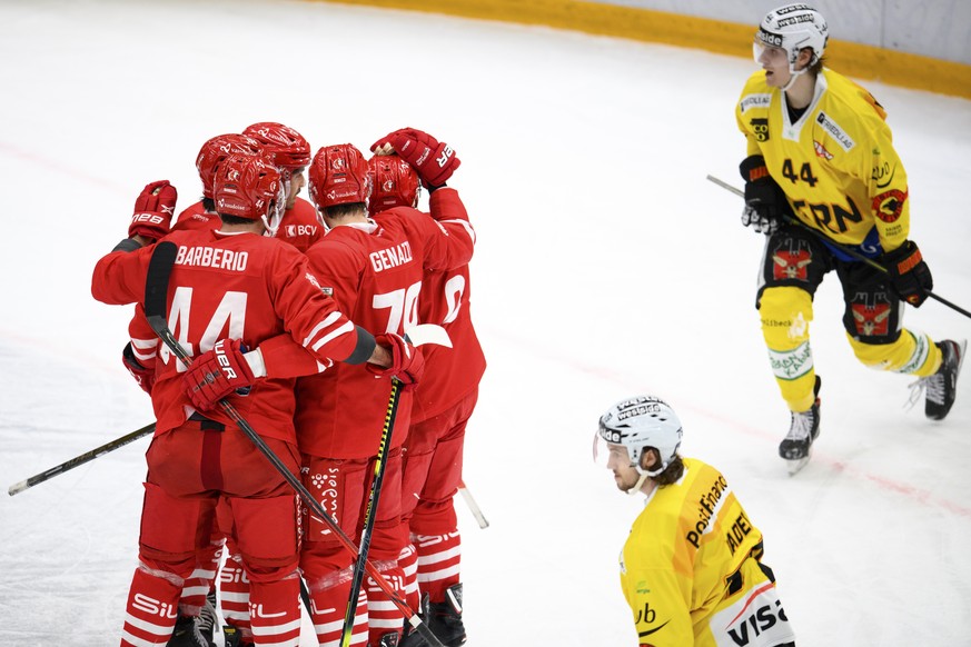 Les joueurs lausannois celebrent le 2 a 0 devant l&#039;attaquant bernois Andre Heim, droite, et l&#039;attaquant bernois Thierry Bader, centre, lors du match a huis clos du championnat suisse de hock ...