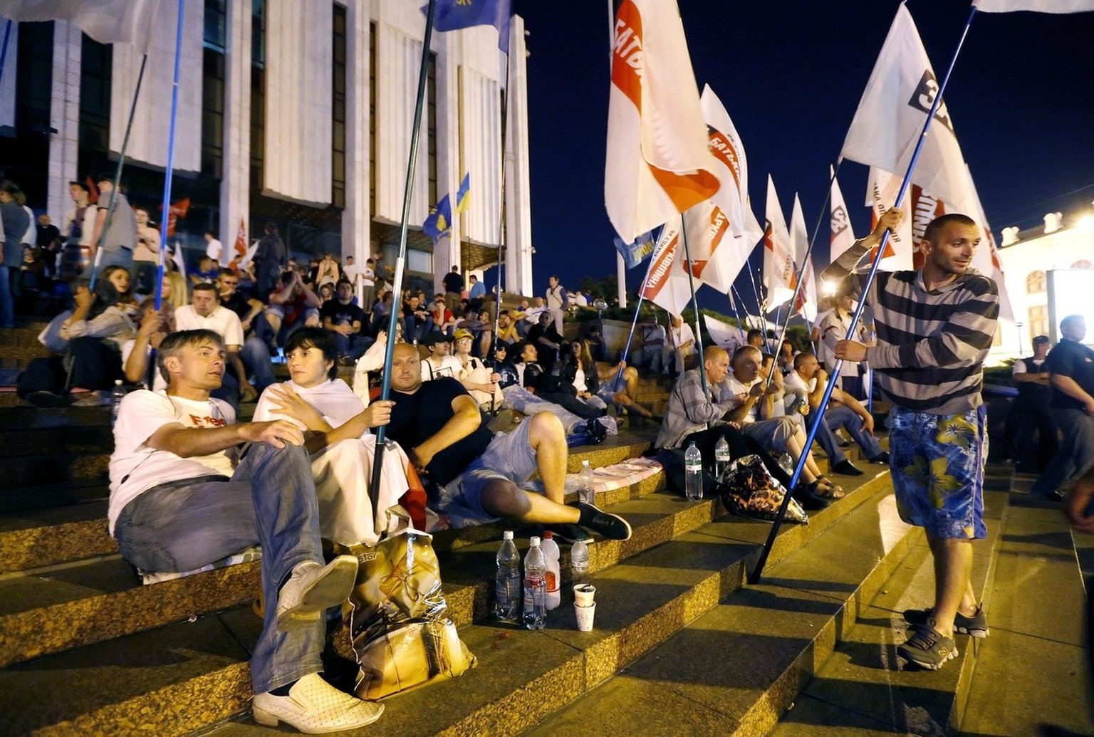 epa03294836 Ukrainian demonstrators stand watch during their protest near the Ukrainian Dom (Parliament House) in downtown Kiev, Ukraine, 04 July 2012. Hundreds of opponents of a newly-passed legislat ...