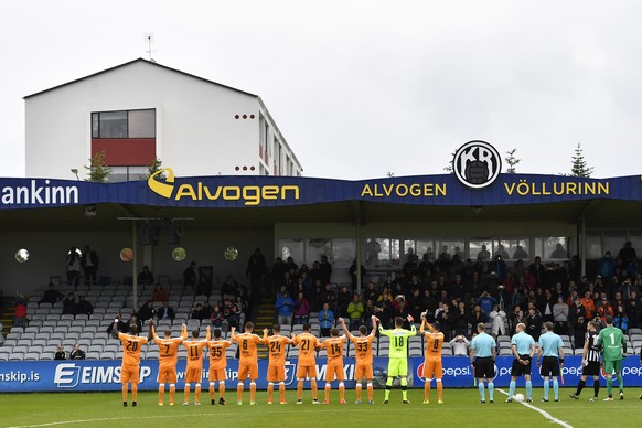 Zuerichs Spieler begruessen das Publikum im Fussballspiel der 2. UEFA Europa League Qualifikationsrunde zwischen KR Reykjavik und den Zuercher Grasshoppers, am Donnerstag, 14. Juli 2016, im Stadion Al ...