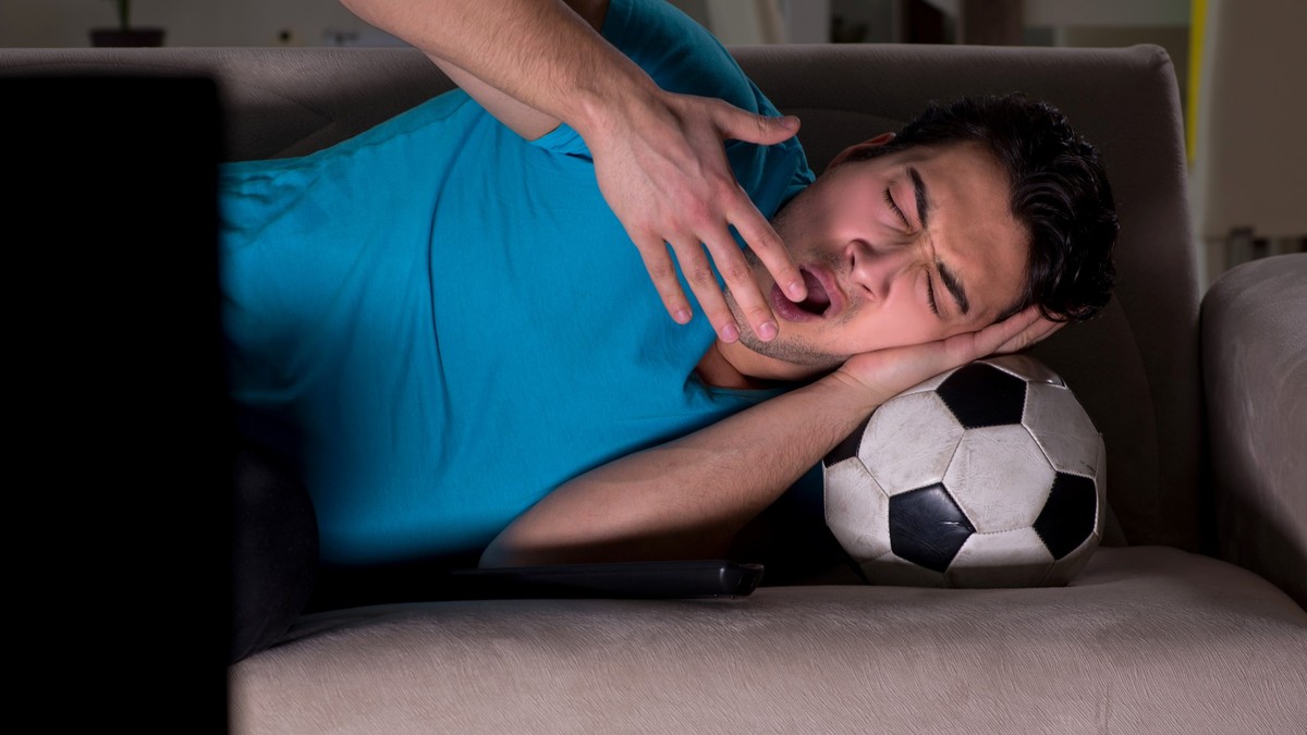 Schlaf vs. Fussball – so überstehst du die späten 