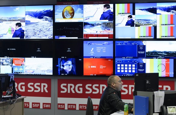 ARCHIV - Employees of the Swiss National Broadcasting Company SRG SSR work in the editorial office during a press visit of the International Broadcasting Center (IBC) at the XXII Winter Olympics 2014  ...