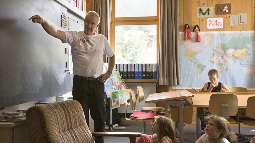 THEMENBILD ZUR LOHNSTUDIE LEHRERINNEN UND LEHRER --- A teacher instructs his pupils at the elementary school in Monstein near Davos in the canton of Grisons, Switzerland, pictured on September 11, 200 ...