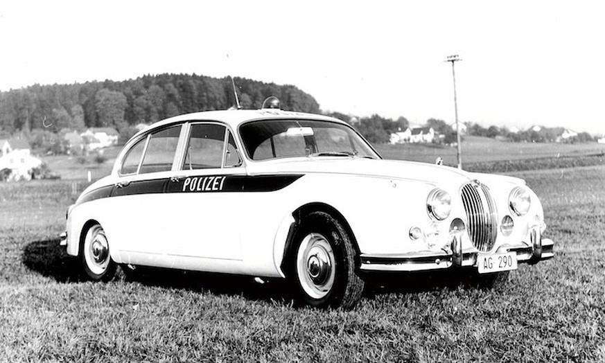 Hier noch mit AG 290, trug der Jaguar Mk2 3.8 der Aargauer Polizei später das Schild «AG 5». Mit seinen 220 PS dürfte er wohl eines der schnellsten Einsatzfahrzeuge der Schweiz Mitte der 1960er-Jahre  ...