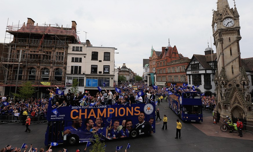 Auf offenen Bussen feiert die Stadt Leicester im Frühling 2014 die Aufsteiger in die Premier League.