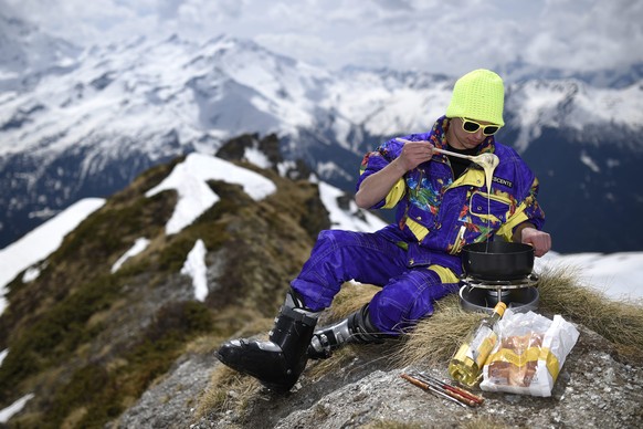 Mathias prepare une fondue au sommet d&#039;une crete lors du dernier weekend d&#039;ouverture des pistes de ski ce samedi 26 avril 2014 a Verbier. (KEYSTONE/Maxime Schmid)