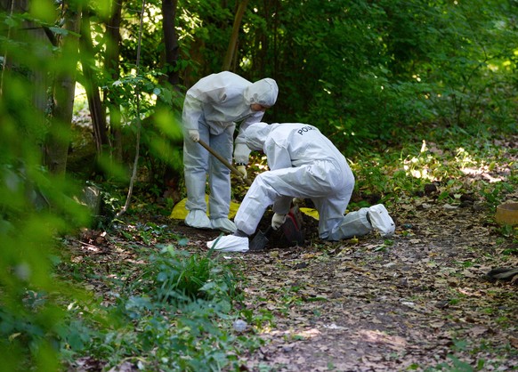 Die Forensik sichert Spuren aus der Umgebung.&nbsp;