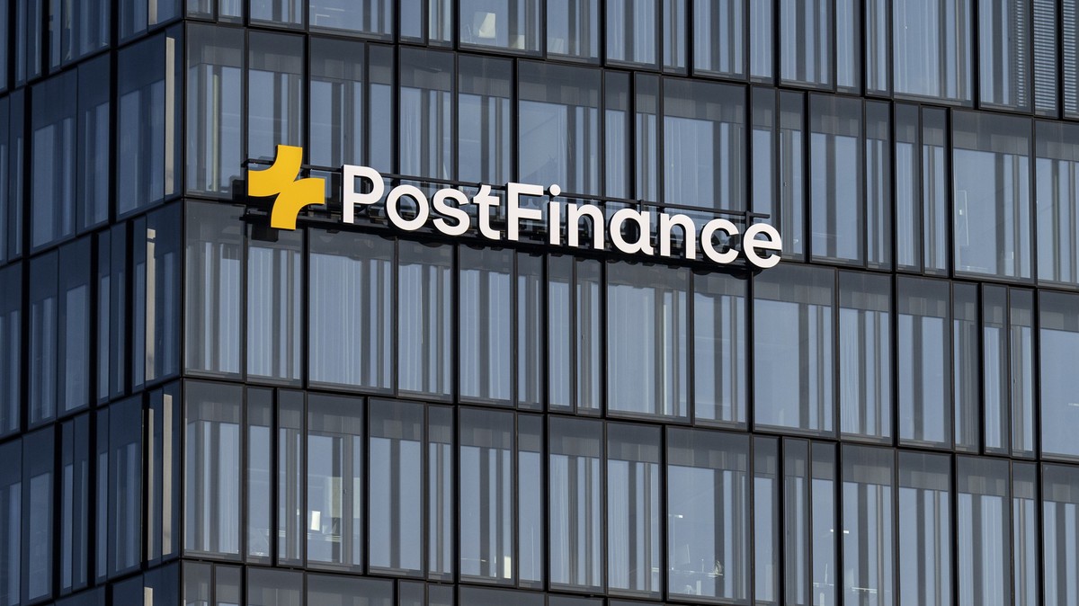 Das neue PostFinance Logo am Hauptsitz, am Mittwoch, 2. April 2025, in Bern. (KEYSTONE/Peter Schneider)