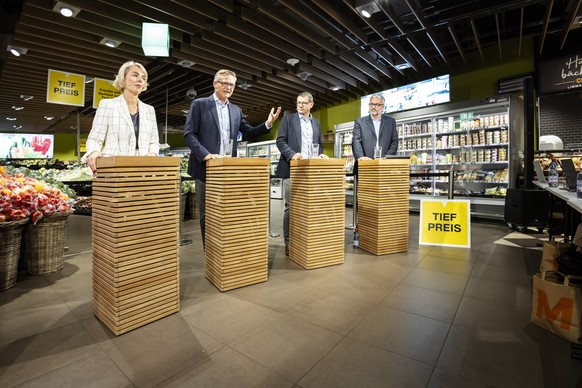 Mario Irminger, Praesident der Generaldirektion des Migros-Genossenschafts-Bundes, 2. links, spricht neben Ursula Nold, Verwaltungsratspraesidentin Migros-Genossenschafts-Bund, Guido Rast, Praesident  ...